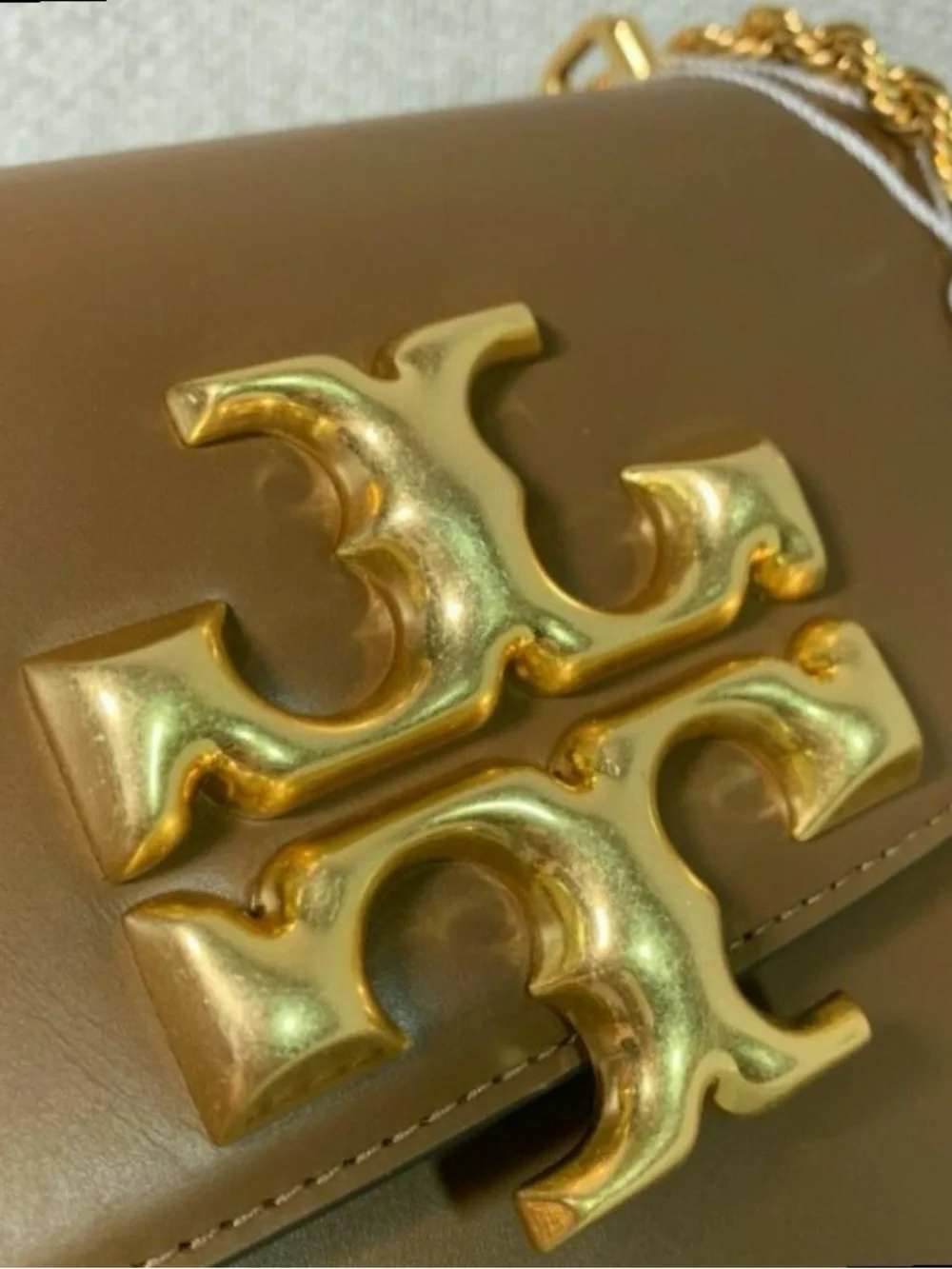 Tory Burch Eleanor Bag, Classic Tan Color & Stylish Gold Chain Strap - Picture 4 of 8